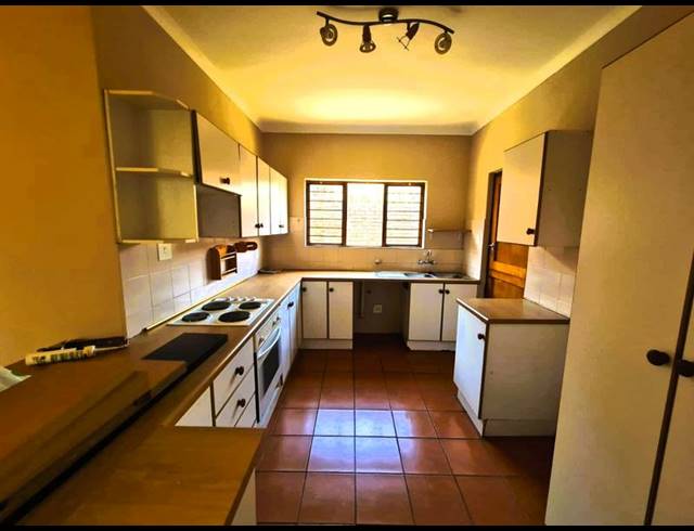 3 BEDROOM PROPERTY TO RENT IN DIE HOEWES